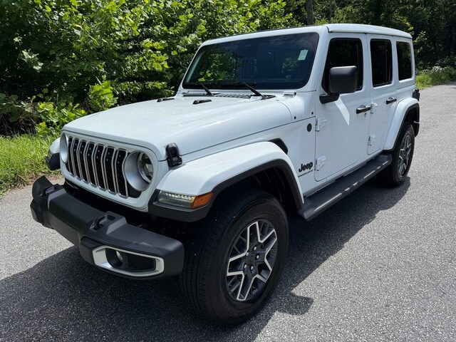 2025 Jeep Wrangler Sahara photo 2