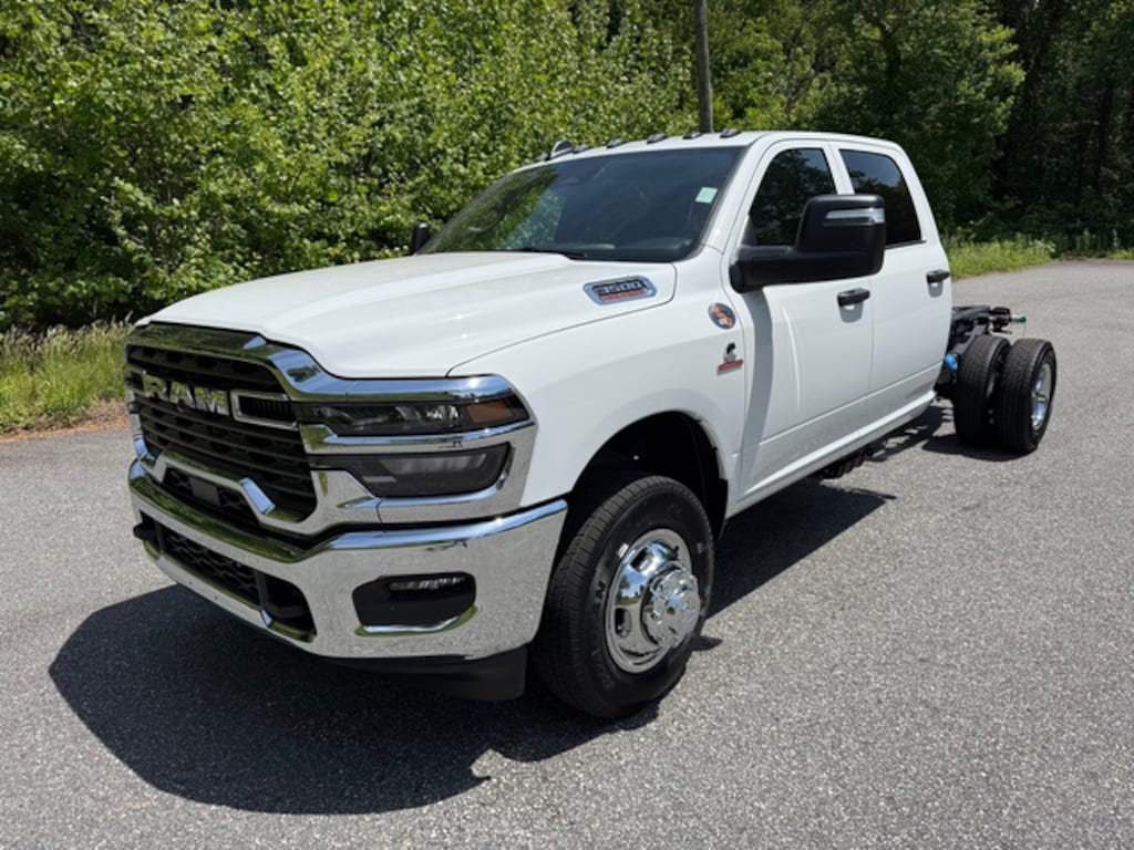 New 2026 Ram 3500 Chassis Cab TRADESMAN CREW 4X4 60' CA Pickup
