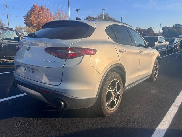 2022 Alfa Romeo Stelvio Ti photo 2