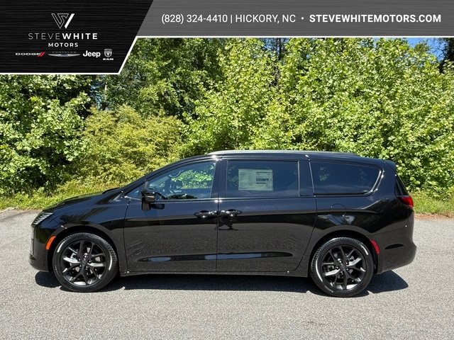 2027 Chrysler Pacifica Limited's photo