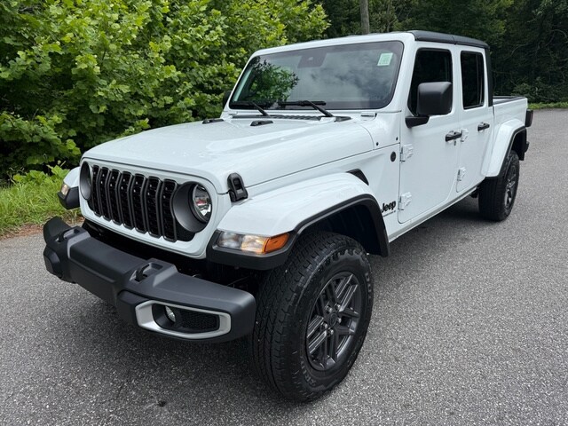 2025 Jeep Gladiator Sport S photo 2