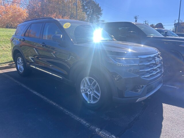 2025 Ford Explorer photo 2