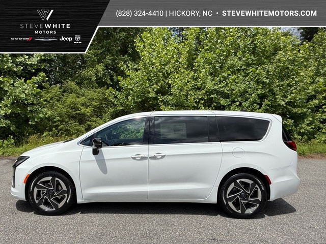 2027 Chrysler Pacifica Limited's photo