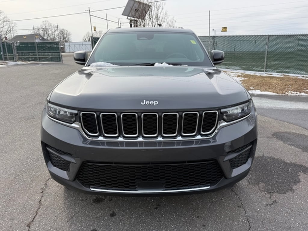 Used 2025 Jeep Grand Cherokee Laredo 4WD SUV