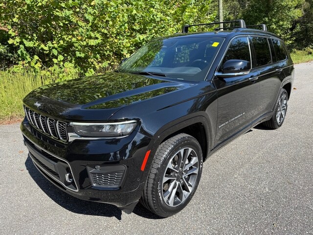 2023 Jeep Grand Cherokee Overland photo 2