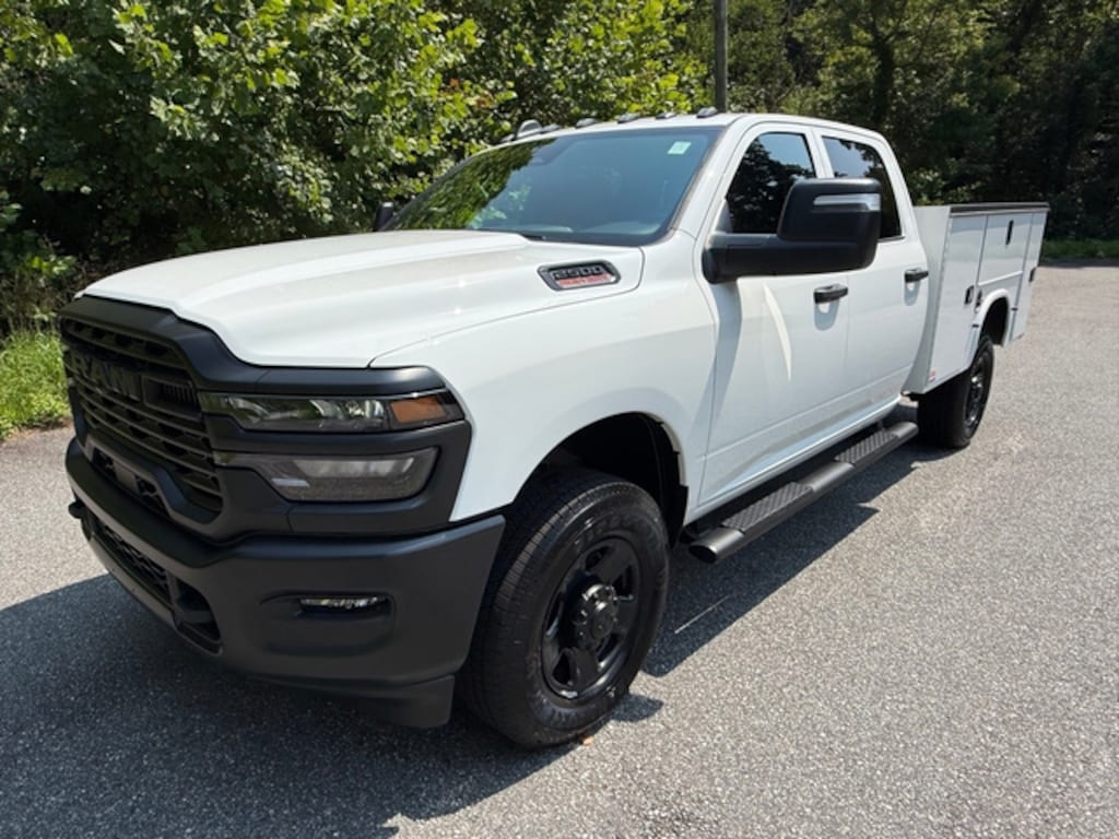 New 2026 Ram 2500 Tradesman Crew 4WD Hemi W/Service Body Pickup