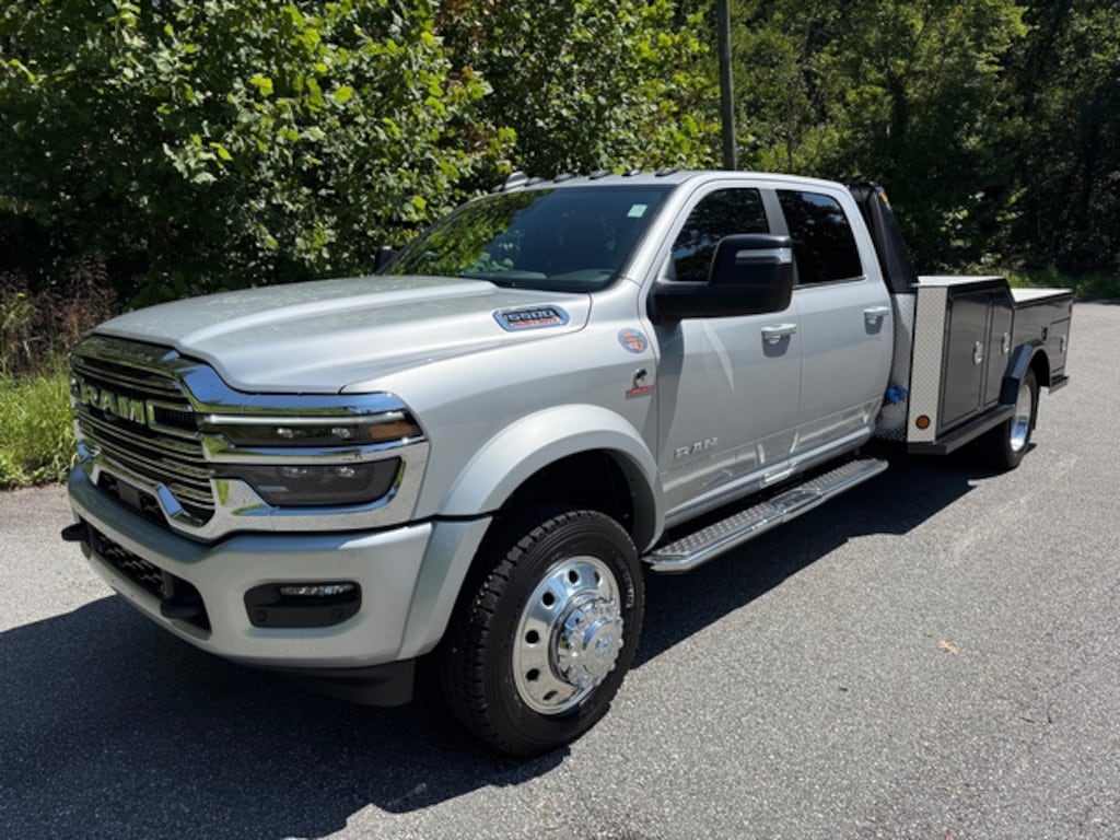 New 2026 Ram 5500 Chassis Cab Big Horn/Laramie Crew 4WD Cummins 11Combo Bed Pickup