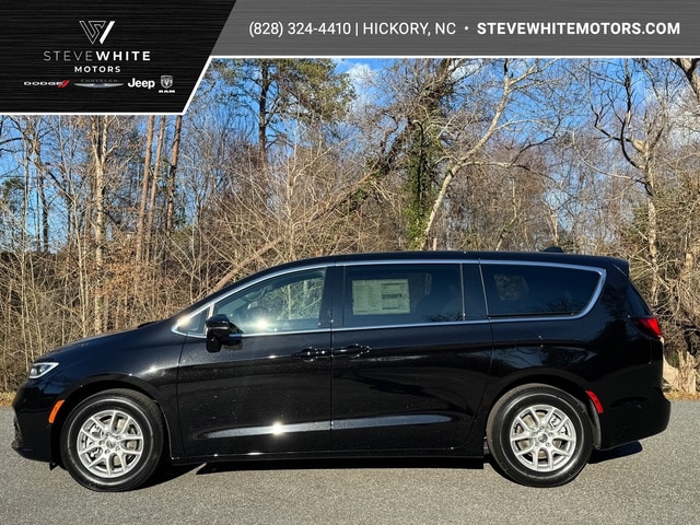 2025 Chrysler Pacifica Select's photo