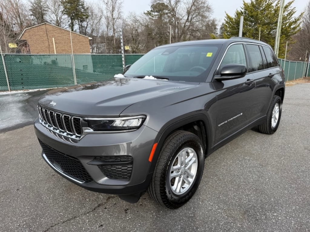 Used 2025 Jeep Grand Cherokee Laredo 4WD SUV