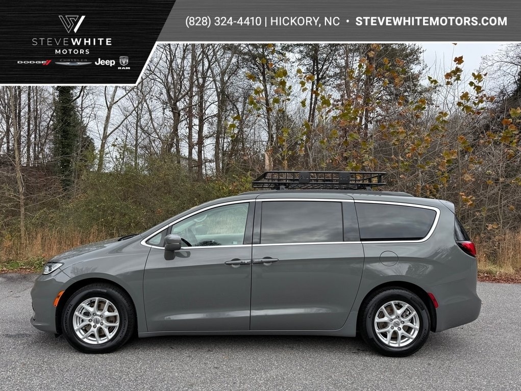 2022 Chrysler Pacifica Touring L's photo