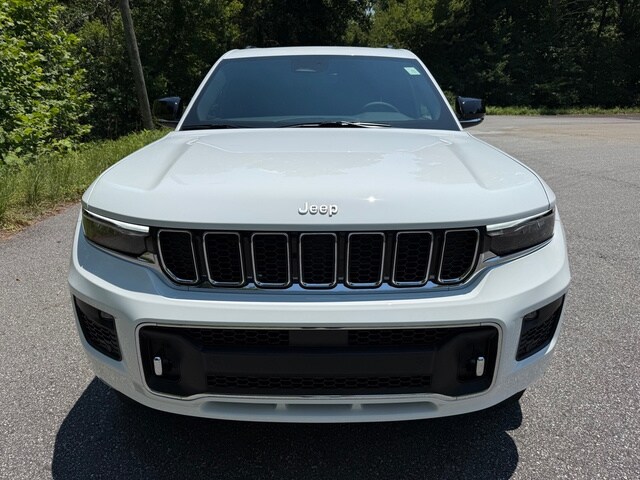 2025 Jeep Grand Cherokee Overland photo 3