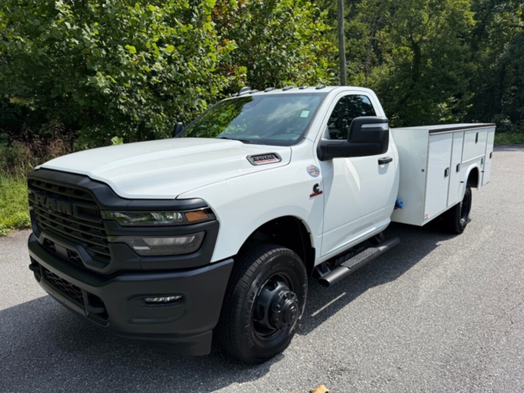 New 2026 Ram 3500 Chassis TRADESMAN REGULAR 4X4 84' CA Pickup