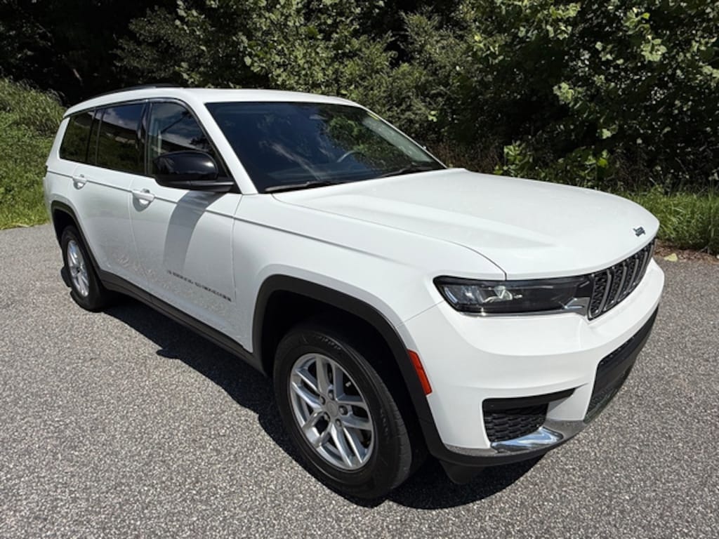 Used 2023 Jeep Grand Cherokee Laredo 4WD Luxury Tech Group I SUV