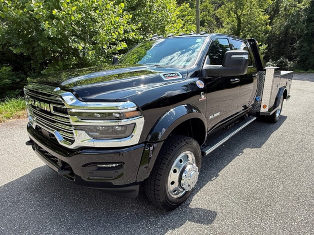 New 2026 Ram 4500 Chassis Cab Big Horn/Laramie Crew 4WD Cummins 9Combo Bed Pickup