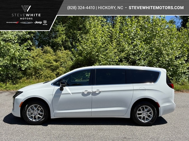 2027 Chrysler Pacifica Select's photo