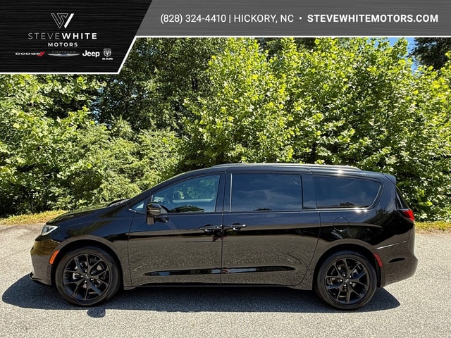 2025 Chrysler Pacifica Van Passenger Van 