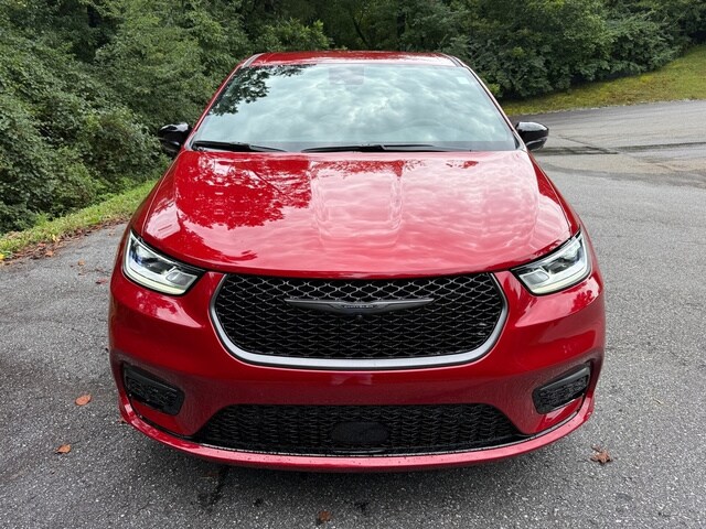 2026 Chrysler Pacifica photo 2