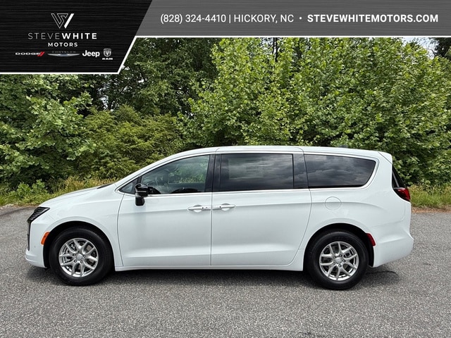 2027 Chrysler Pacifica Select's photo
