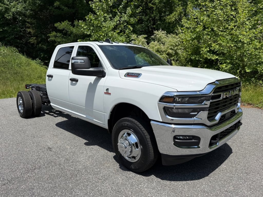 New 2026 Ram 3500 Chassis Cab TRADESMAN CREW 4X4 60' CA Pickup