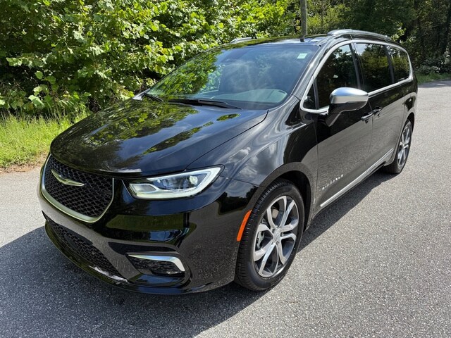 2026 Chrysler Pacifica Pinnacle photo 2