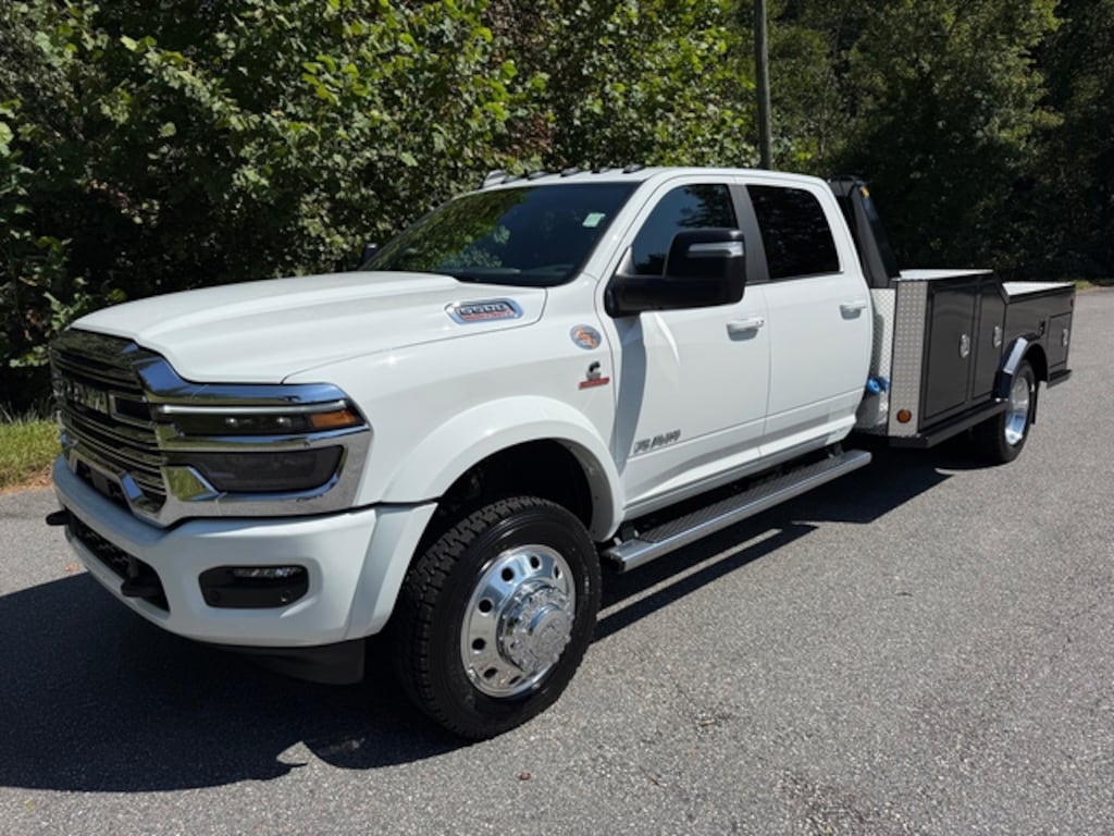 New 2026 Ram 5500 Chassis Cab Big Horn/Laramie Crew 4WD 84 CA Cummins Pickup