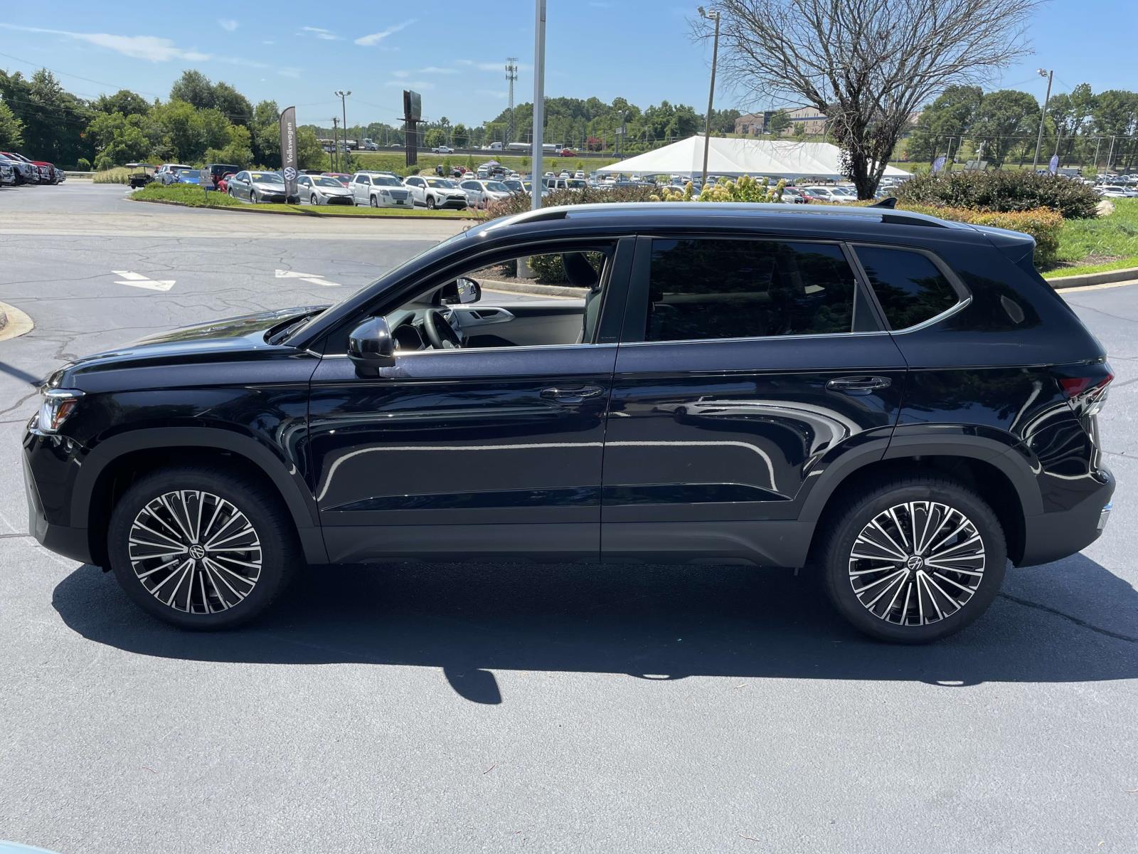 2025 Volkswagen Taos SE photo 3