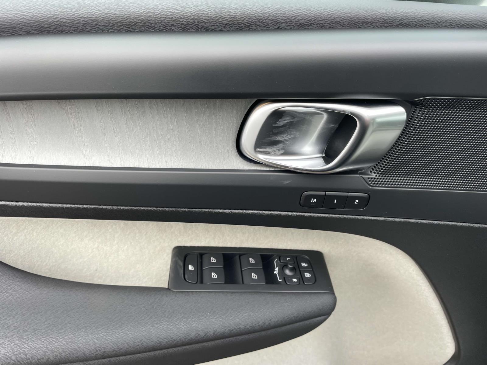 2025 Volvo XC40 Plus - Photo 25