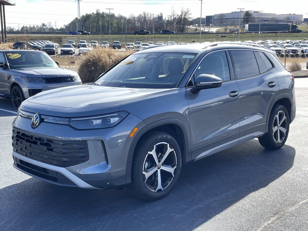 Certified 2025 Volkswagen Tiguan 2.0T SE FWD Sport Utility