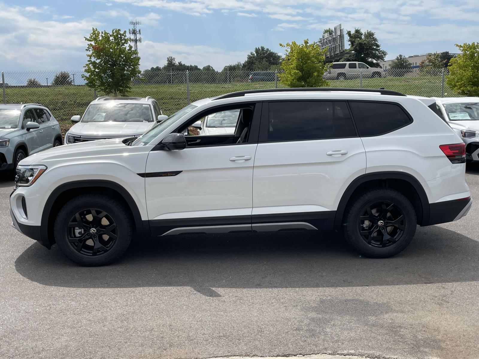 2026 Volkswagen Atlas Peak Edition SE photo 4