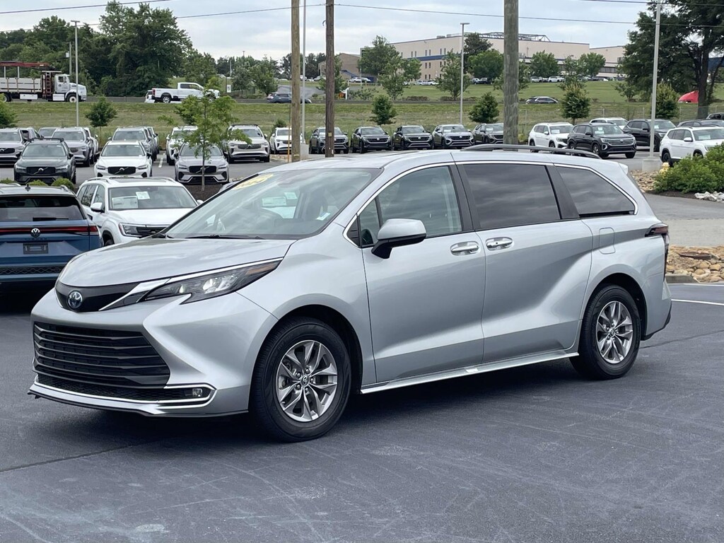 Used 2024 Toyota Sienna XLE FWD 8-Passenger (Natl) Mini-van, Passenger