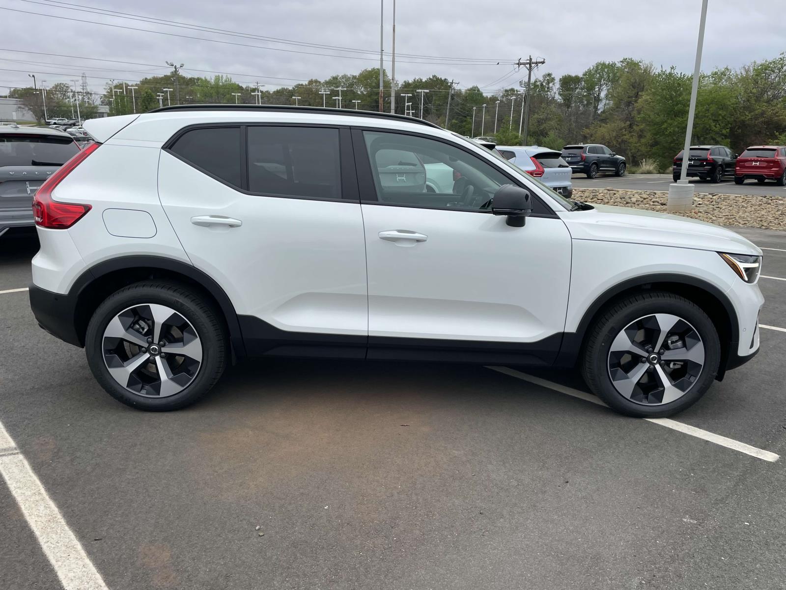 2025 Volvo XC40 Plus - Photo 11