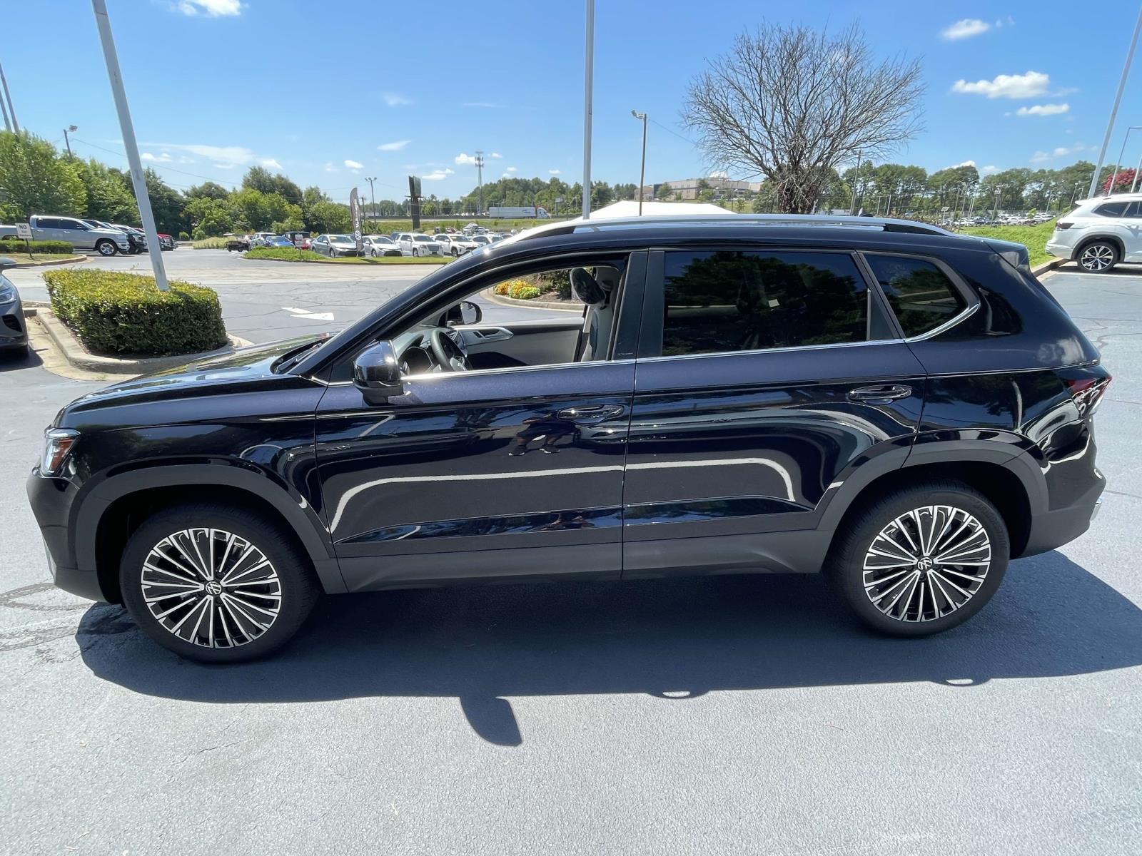 2025 Volkswagen Taos SE photo 4