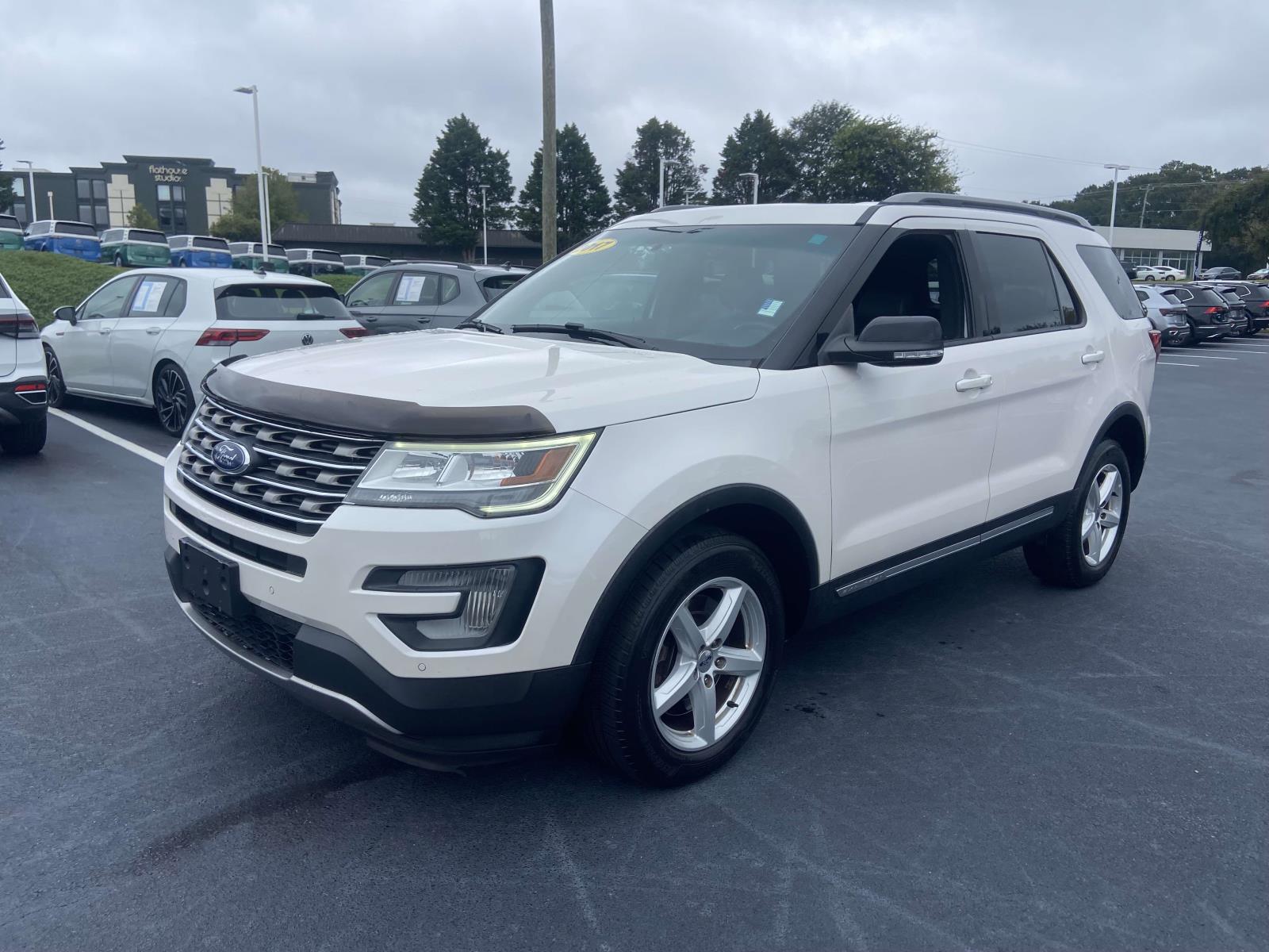 2017 Ford Explorer XLT photo 3