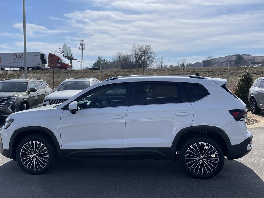 New 2026 Volkswagen Taos SE FWD Sport Utility