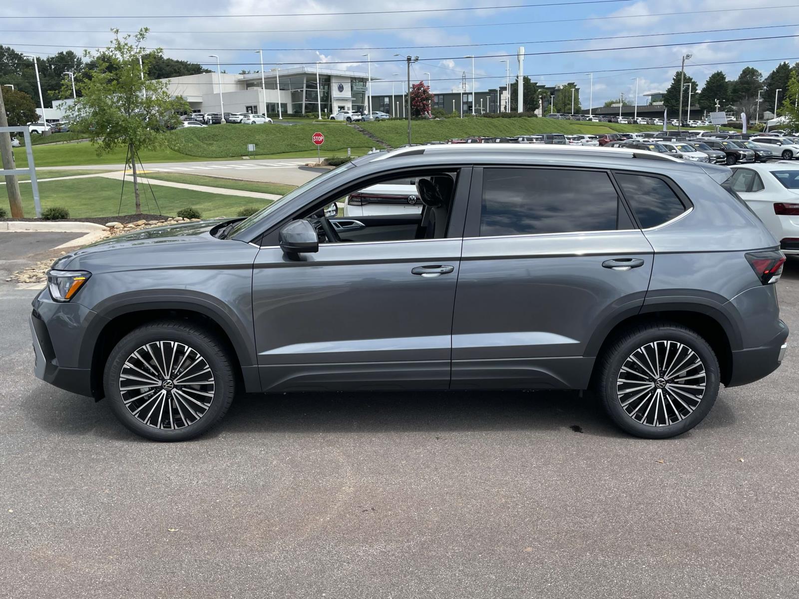 2025 Volkswagen Taos SE photo 3