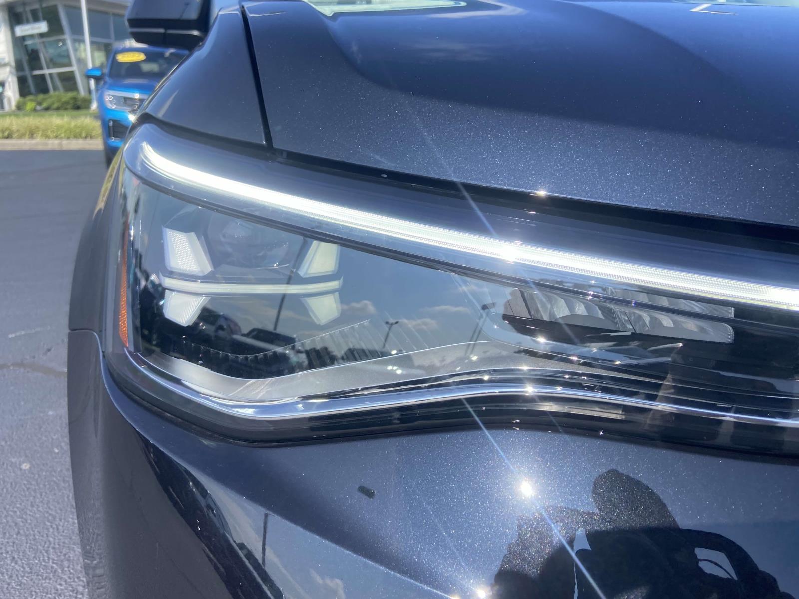 2025 Volkswagen Taos SE photo 3