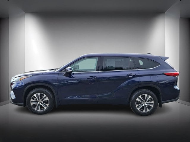 Used 2022 Toyota Highlander XLE with VIN 5TDHZRBH6NS560562 for sale in Lakewood, CO