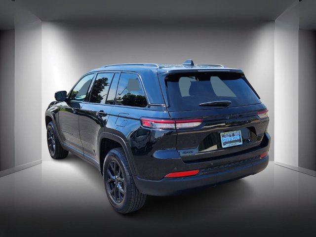 2025 Jeep Grand Cherokee Laredo Altitude X photo 2