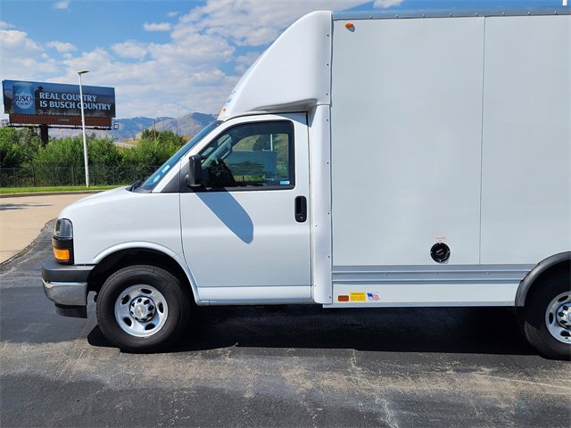 2025 Chevrolet Express Cutaway 3500 photo 2
