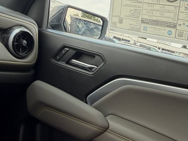 2026 Chevrolet Colorado ZR2 - Photo 16