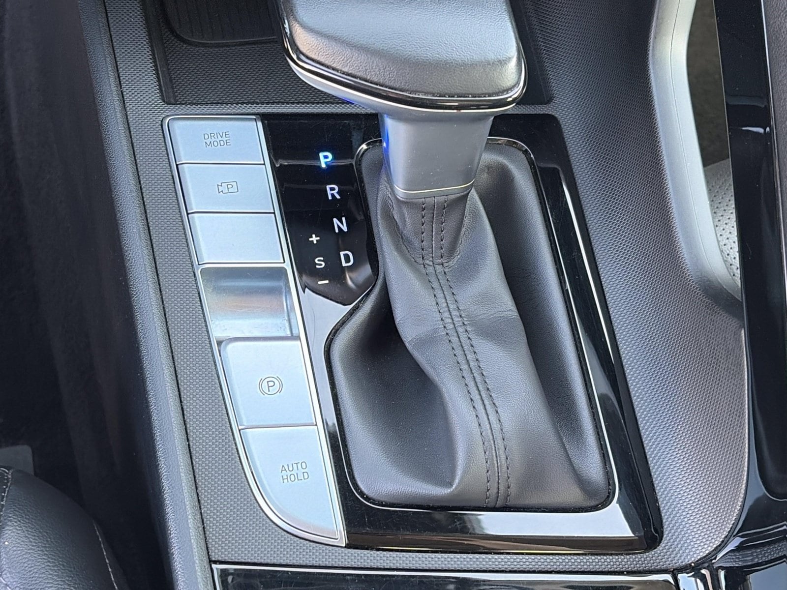 2025 Hyundai Elantra Limited - Photo 23