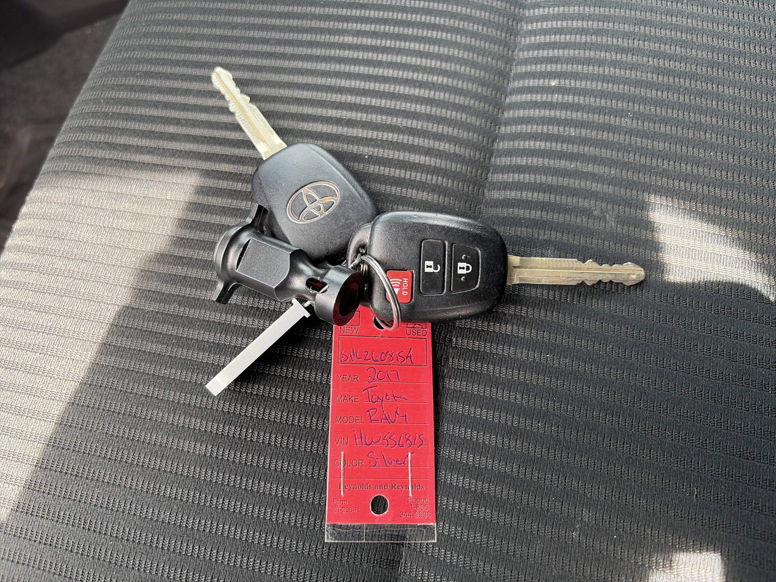 2017 Toyota RAV4 LE - Photo 33