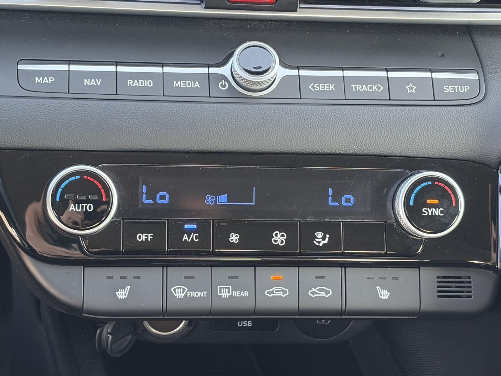 2025 Hyundai Elantra Limited - Photo 22