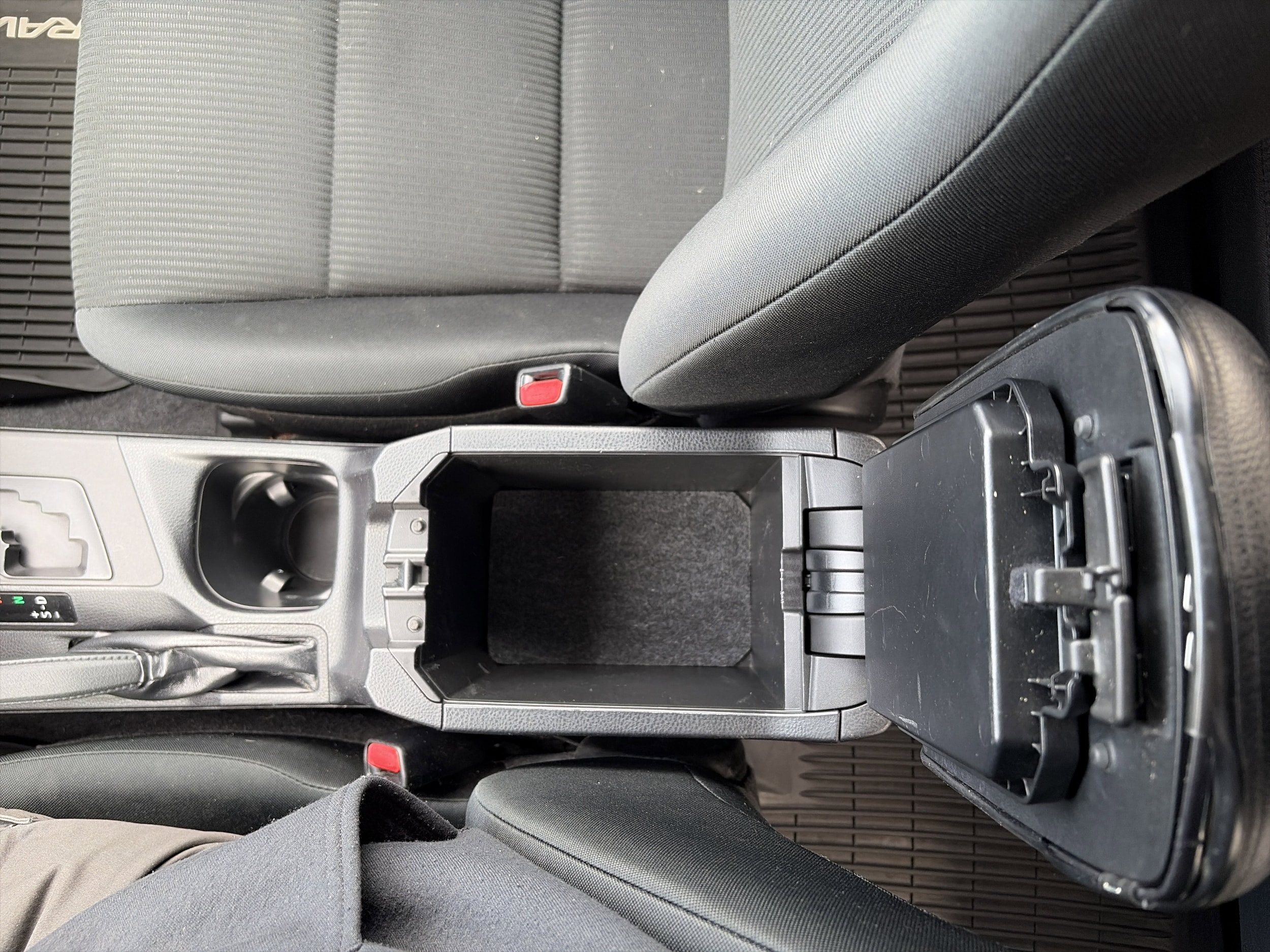 2017 Toyota RAV4 LE - Photo 17