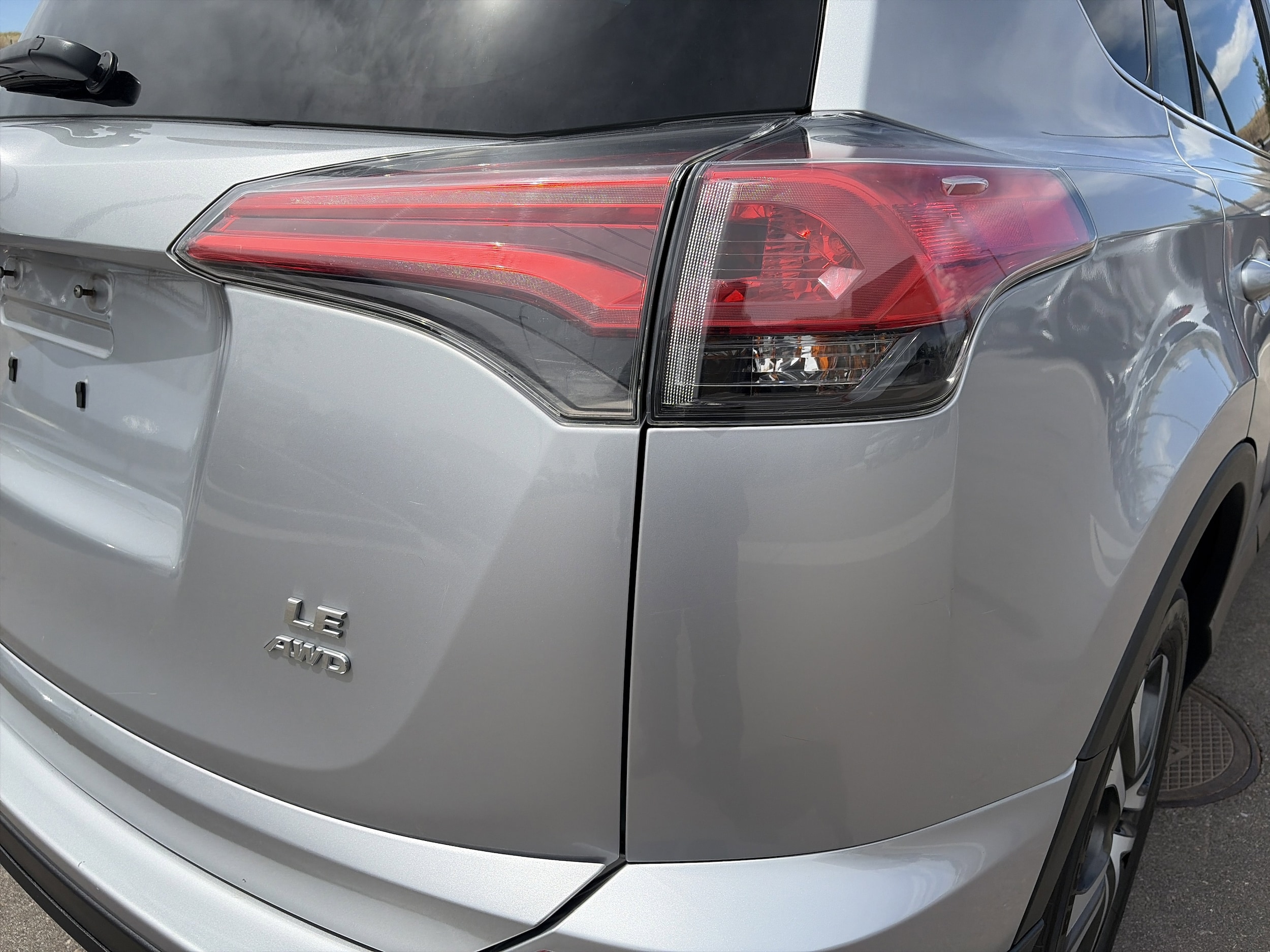 2017 Toyota RAV4 LE - Photo 24