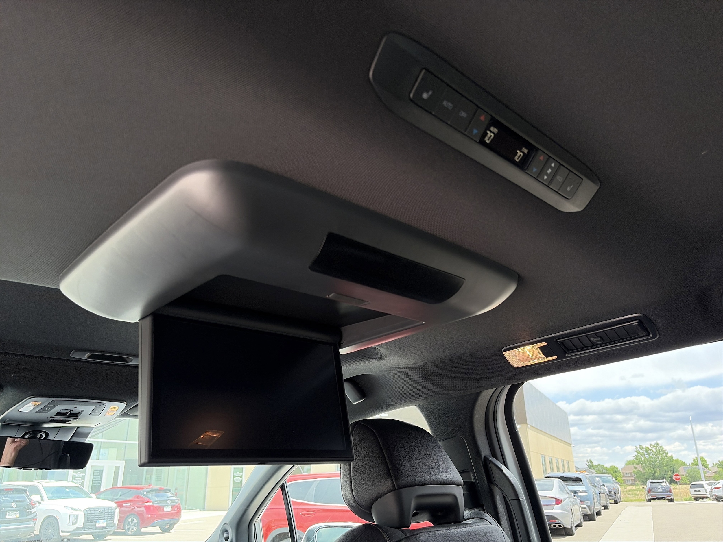 2025 Toyota Sienna Platinum - Photo 24