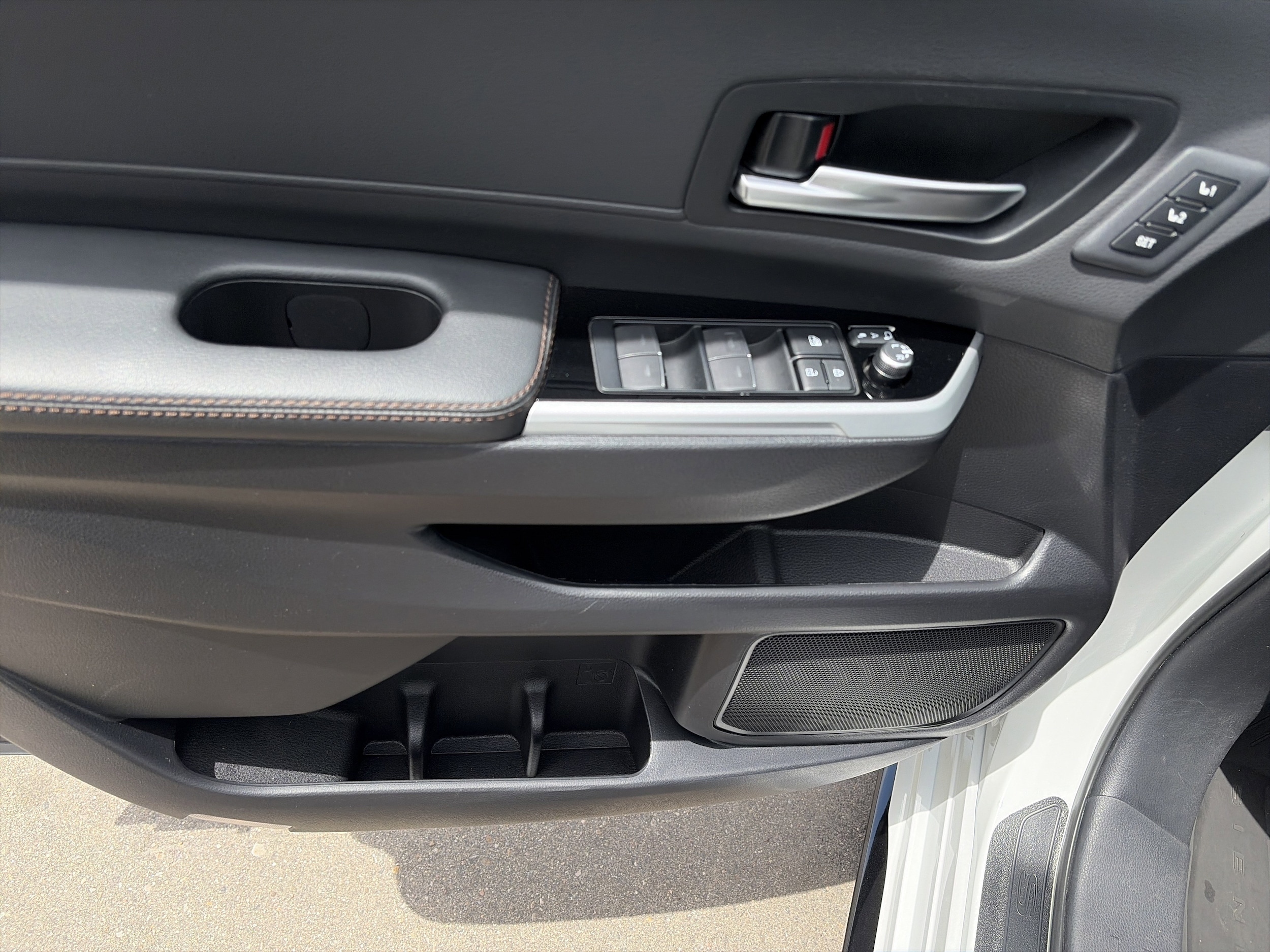 2025 Toyota Sienna Platinum - Photo 11
