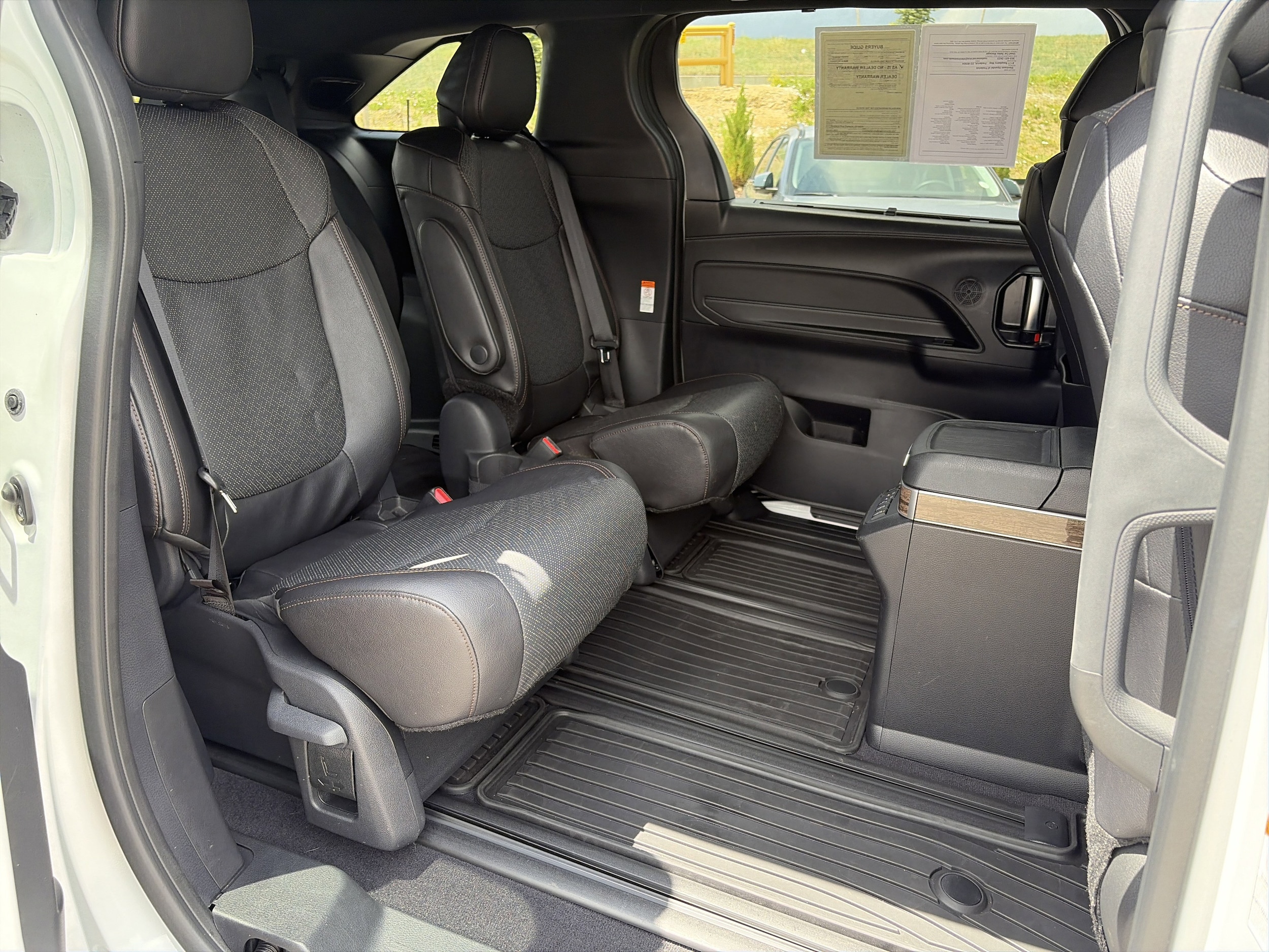 2025 Toyota Sienna Platinum - Photo 28