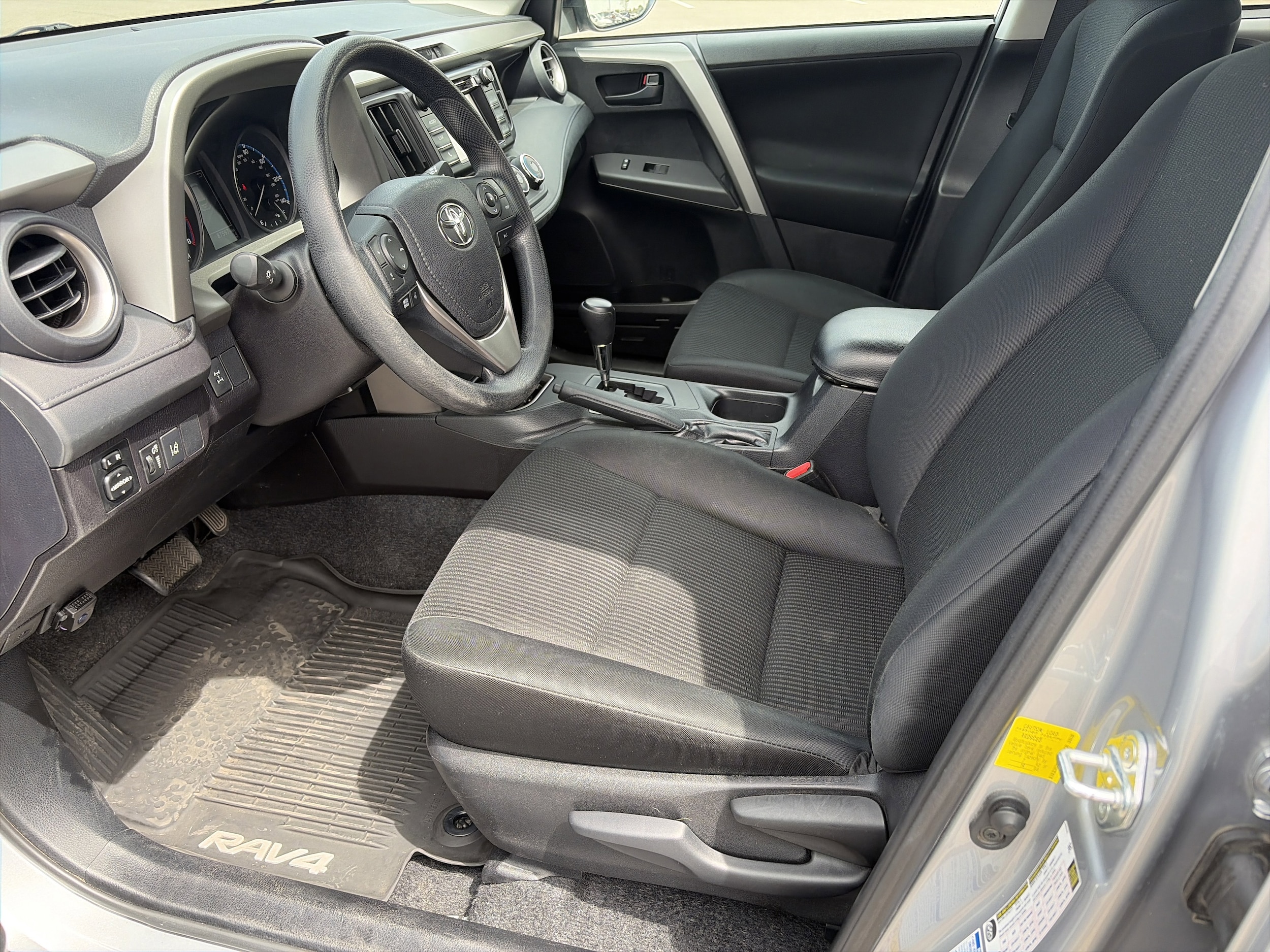 2017 Toyota RAV4 LE - Photo 18