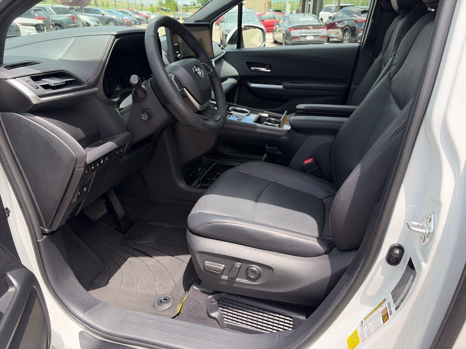 2025 Toyota Sienna Platinum - Photo 13